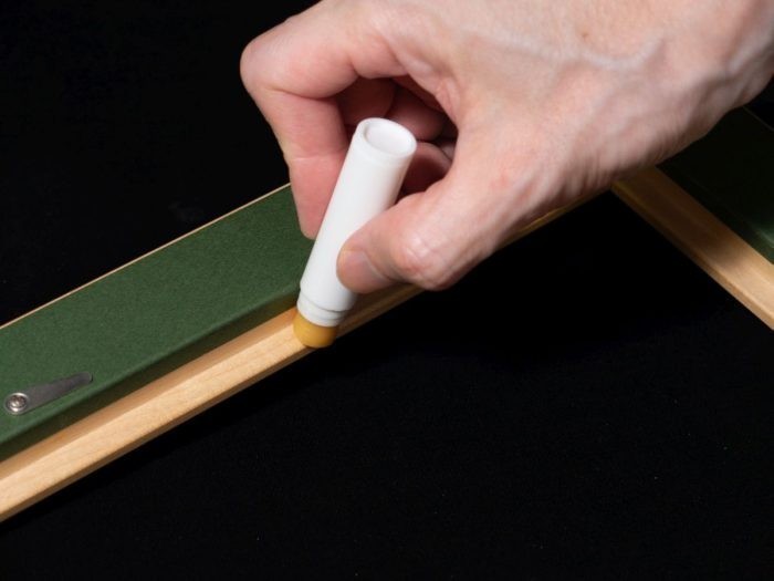 ロウをライナーに塗る